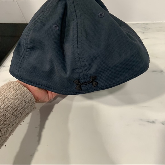 [SOLD] Under Armour Grey Baseball Cap Classic Fit - Picture 4 of 5